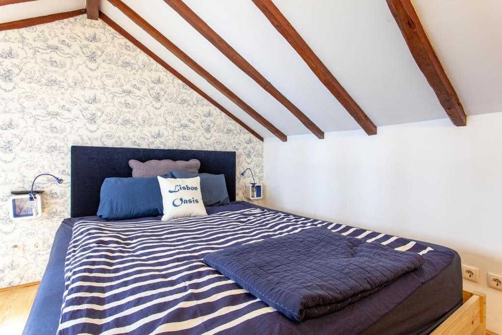 Apartment Mouraria I, Eco-duplex, French Balcony & Smart Check-in Lisbon