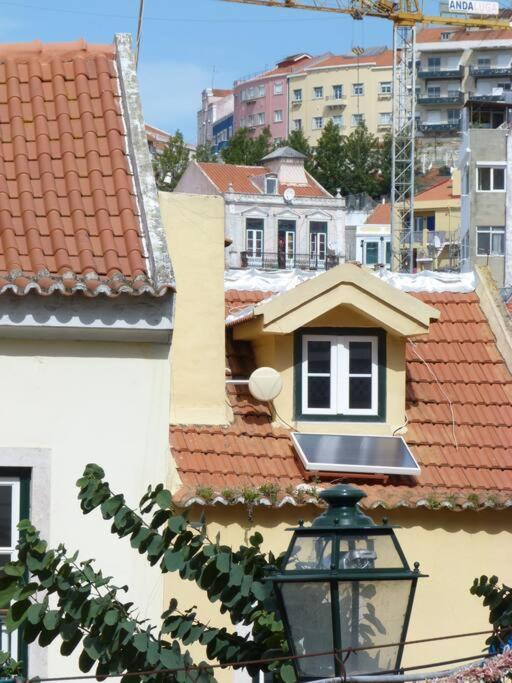 Mouraria I, Eco-duplex, French Balcony & Smart Check-in Apartment Lisbon