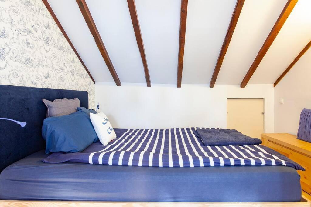 Mouraria I, Eco-duplex, French Balcony & Smart Check-in Apartment Lisbon